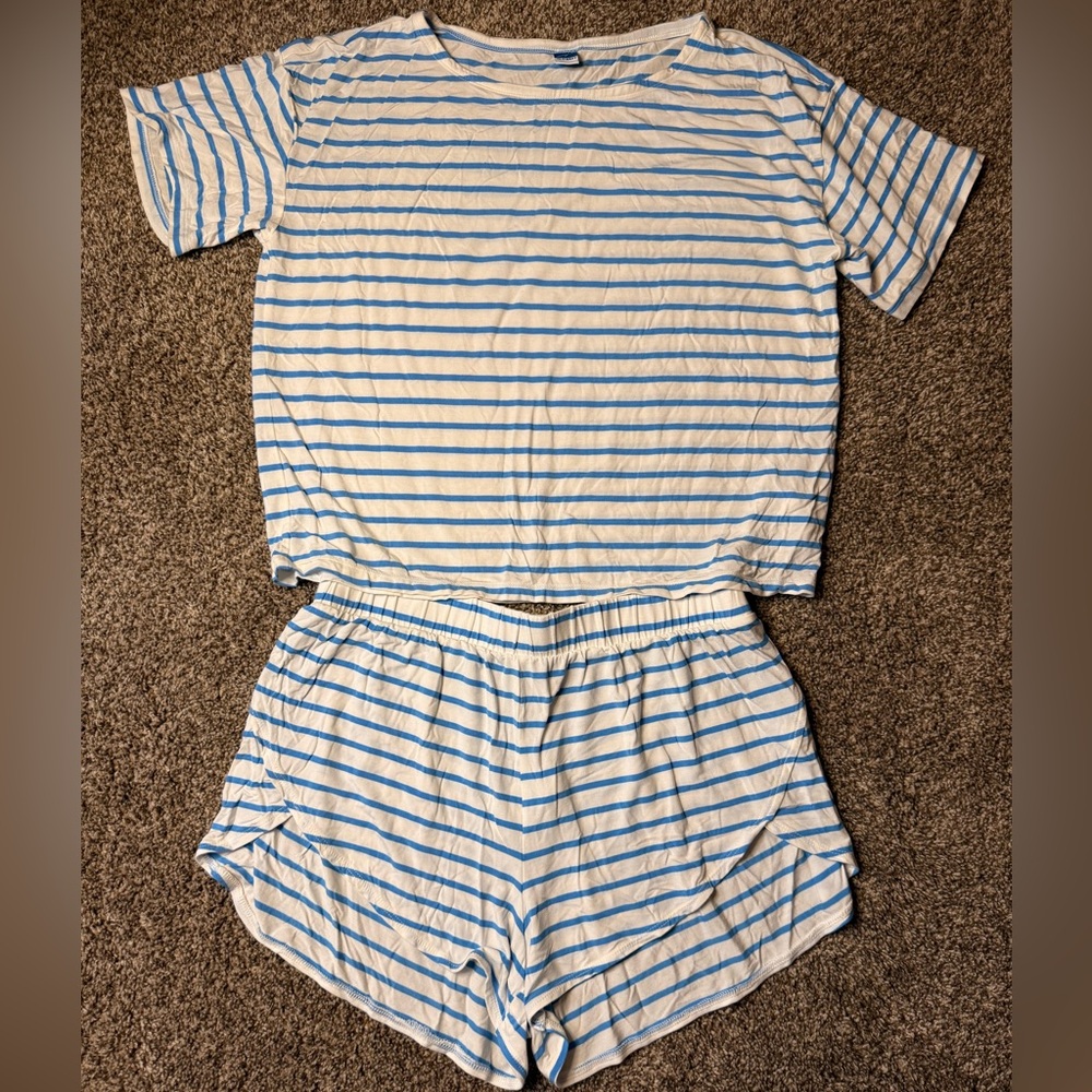 🚫SOLD🚫 Women’s Old Navy Blue and White Striped PJ Set size: medium